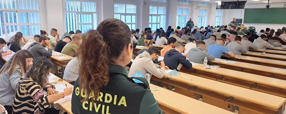 Aspirantes repasando contenidos para el acceso a la Guardia Civil desde Kurtzea, Vizcaya, País Vasco